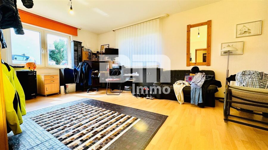 Umfangreich saniertes Zwei- bis Dreifamilienhaus mit Doppelgarage + Carport in idyllischer Lage - EG Wohnzimmer / Schlafzimmer WE1